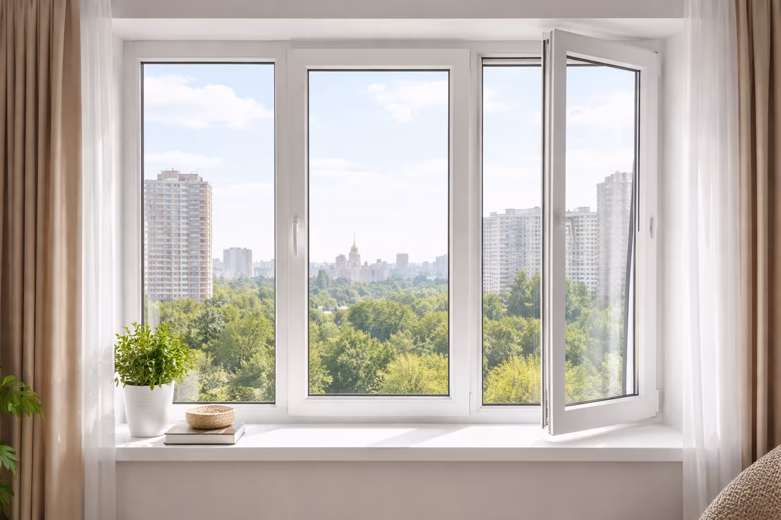 Трехстворчатое пластиковое окно